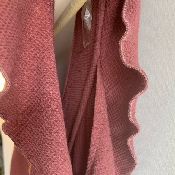 AMERICAN RAG TOP w/ RUFFLE DETAIL - Picture 3 of 4